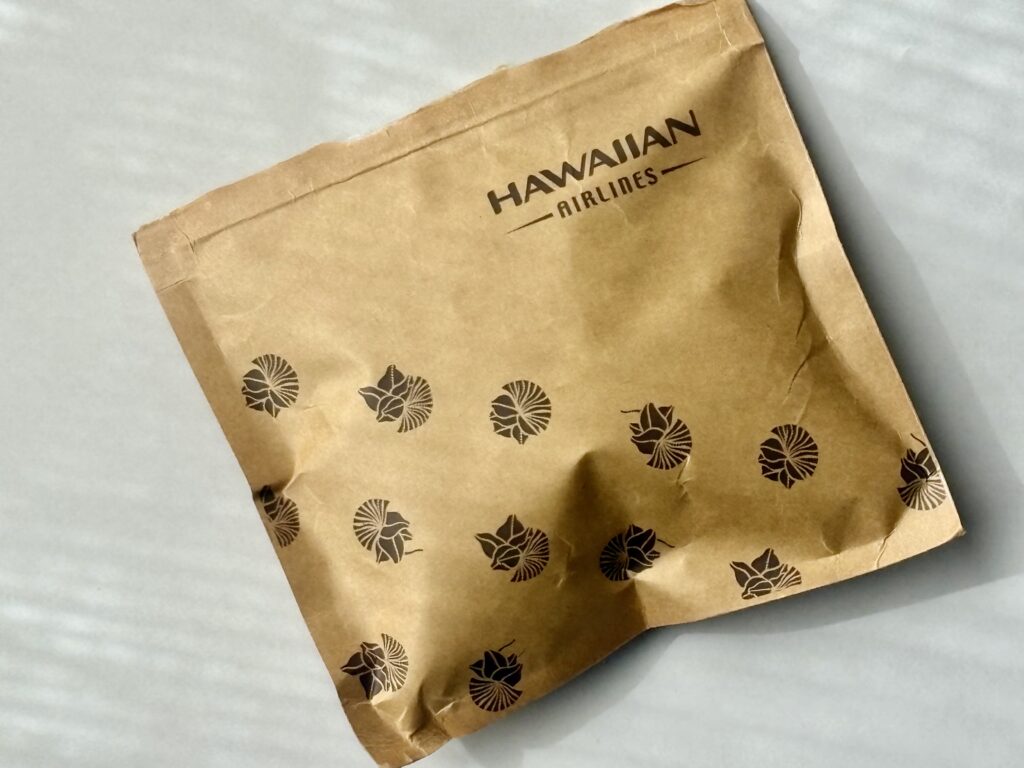 ハワイアン航空のアメニティ袋。プルメリアの花柄がハワイらしい