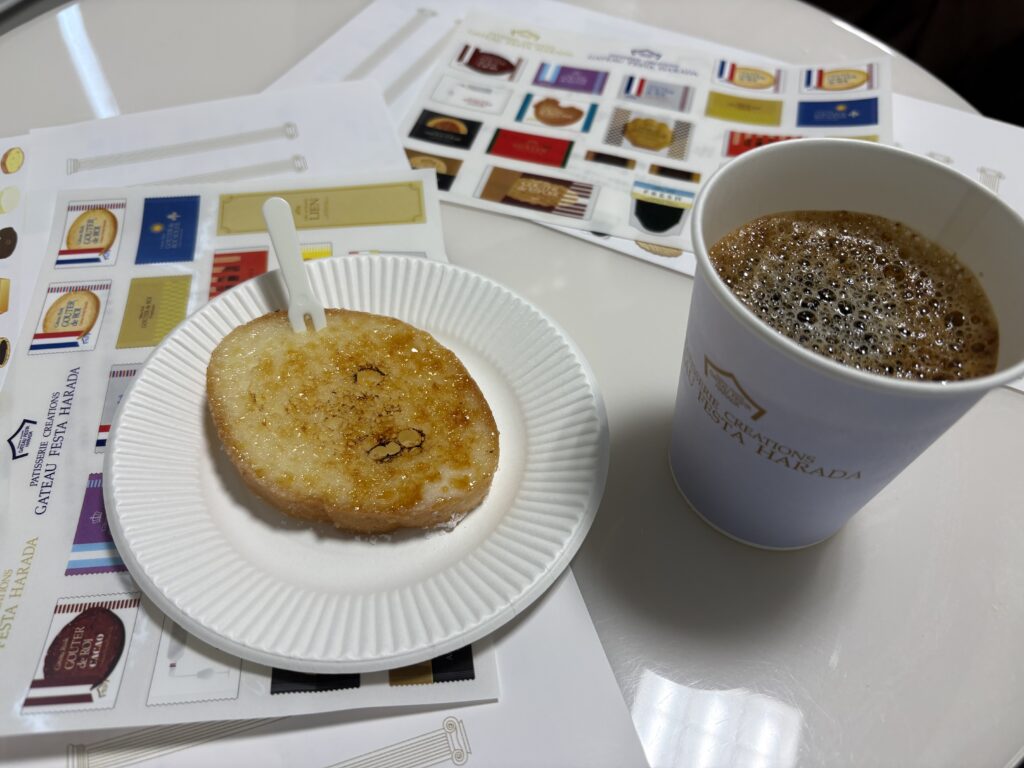 試食したラスクとドリンク