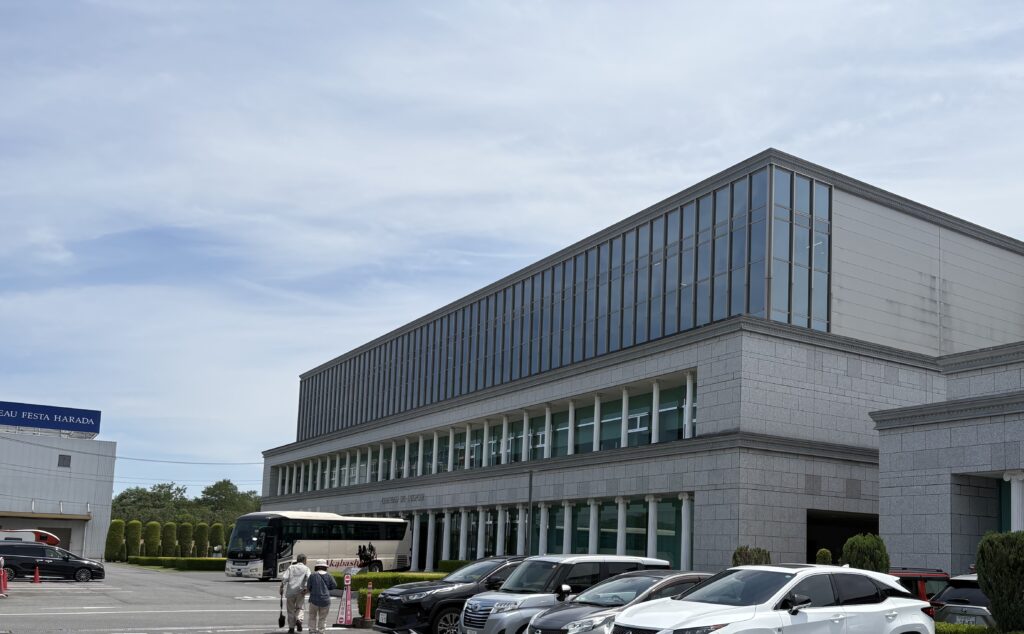 ガトーフェスタハラダ 本社工場棟（シャトー・デュ・エスポワール）の外観