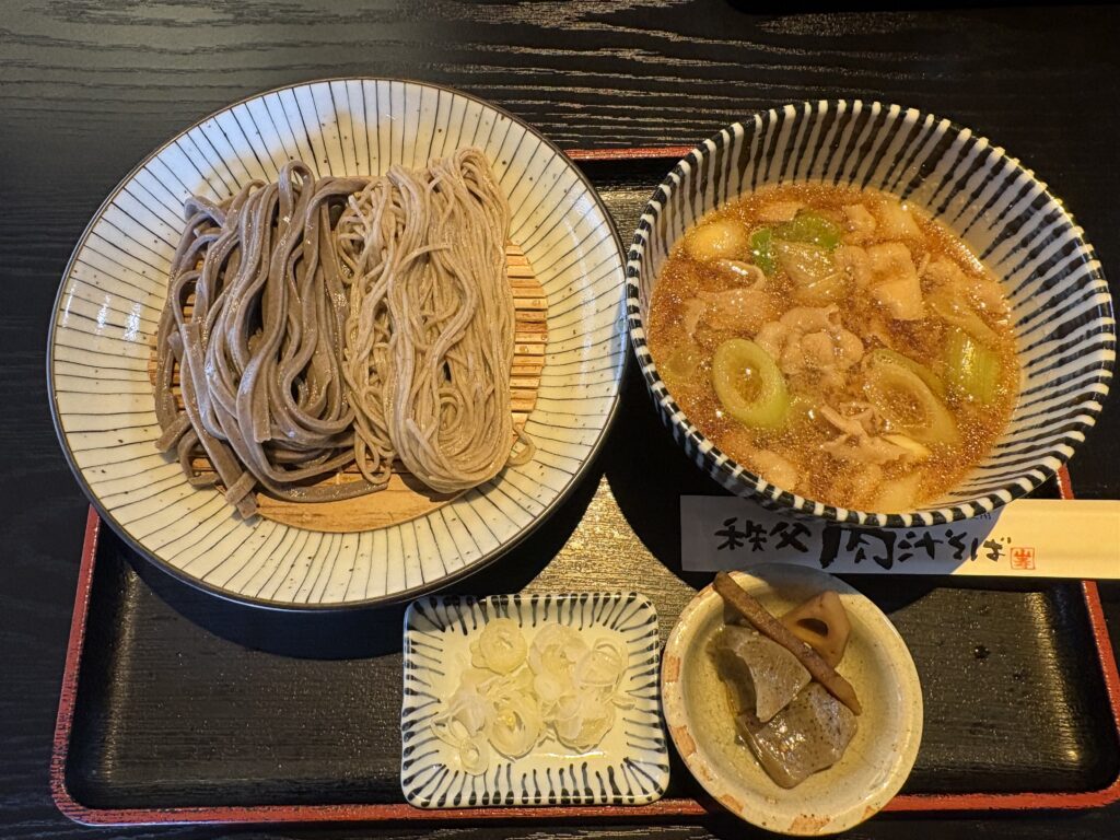 肉汁そば合い盛り(並盛り)と小鉢