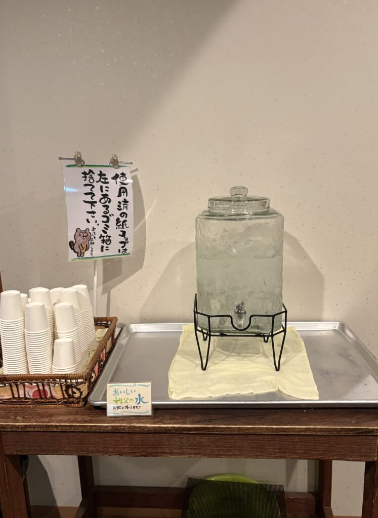 ローソクに火がついたAll the best mamaのホールケーキ