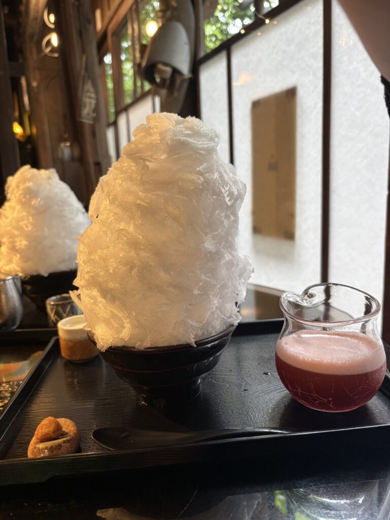 いちご系のかき氷と別添えのシロップ