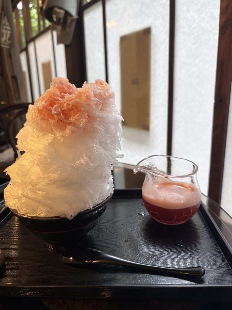 いちご系のかき氷のクローズアップ