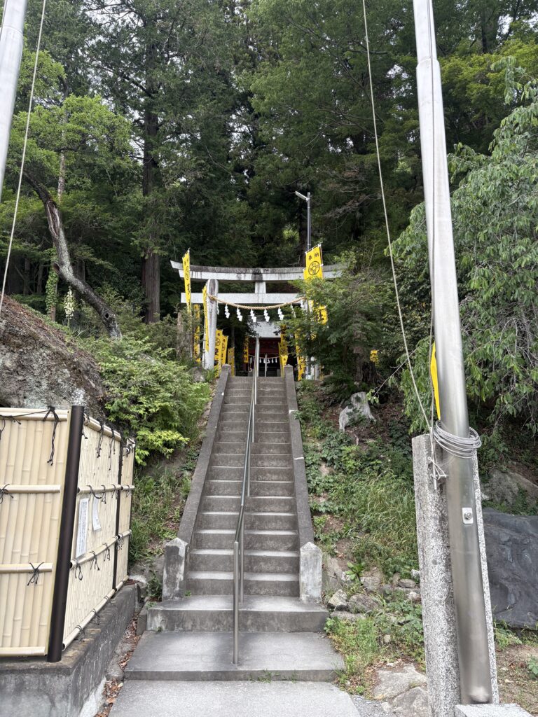聖神社へ続く階段と鳥居