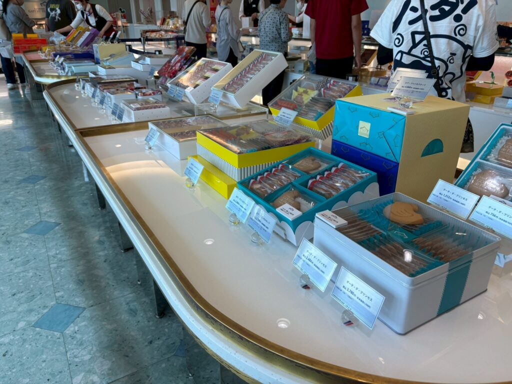 ガトーフェスタハラダ 店内の売り場の様子