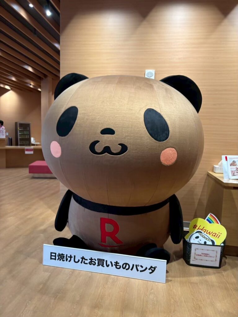 ワイキキ楽天カードラウンジ館内の日焼けしたお買いものパンダ像