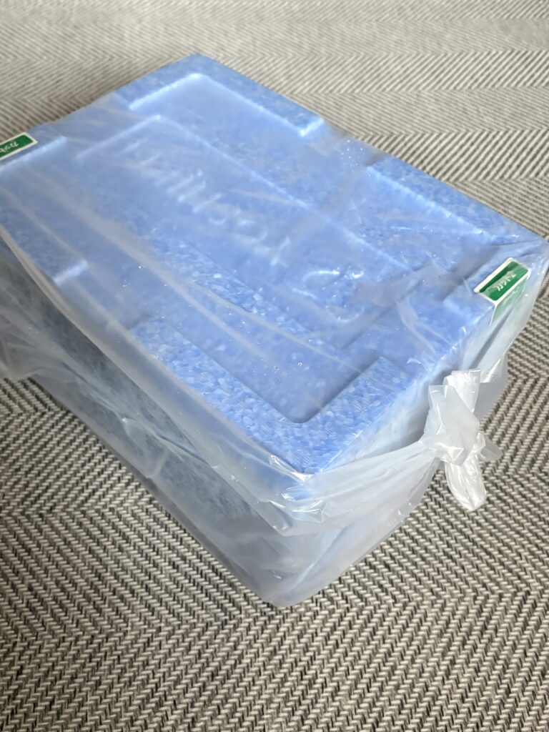 ヨシケイ カットミール 届いた状態（保冷材に包まれた箱）