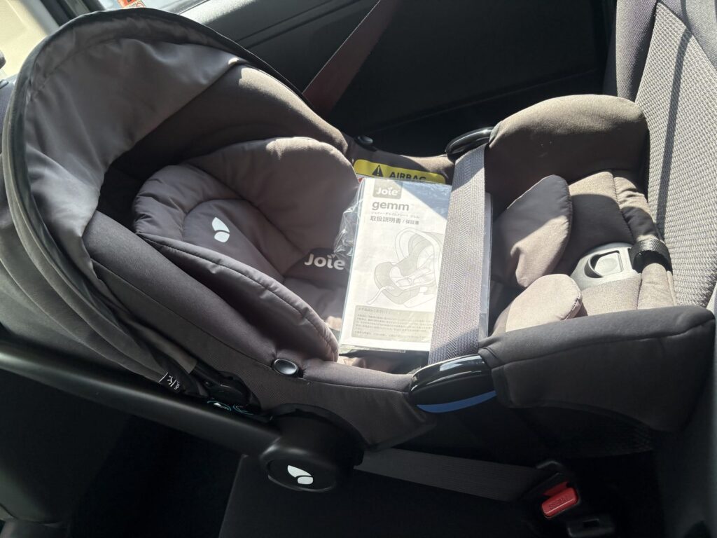 カーシェアの車に取り付けたJoie Gemmのチャイルドシート